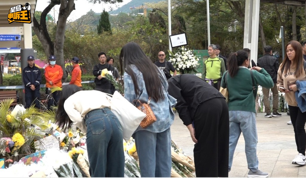 連日來大批市民到宏福苑現場獻花。 連日來大批市民到宏福苑現場獻花。