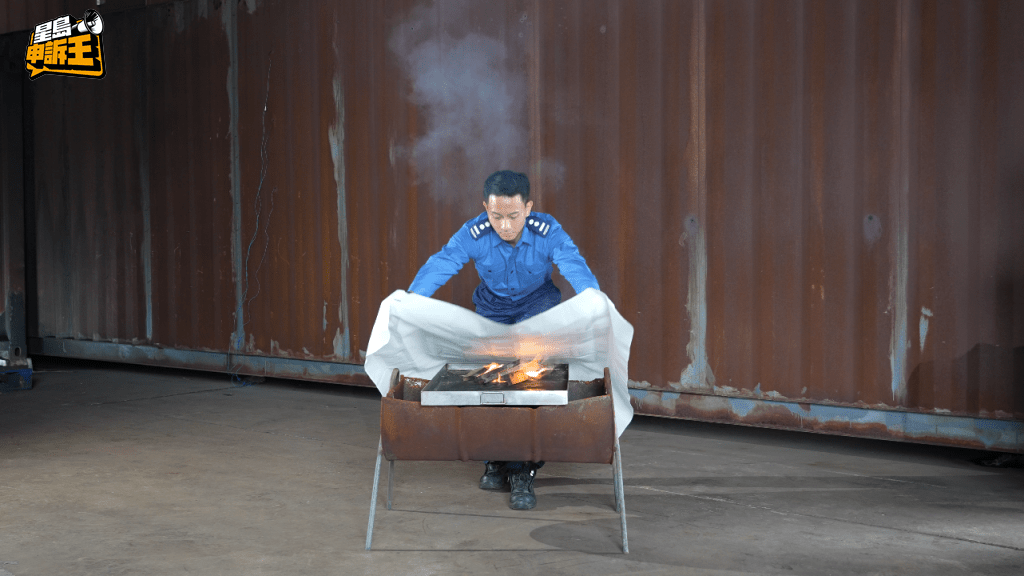 滅火氈主要適用於煮食油火，使用時需拉出氈子的拉帶，然後用氈掩護雙手及身體，將滅火氈完全覆蓋在起火物上。