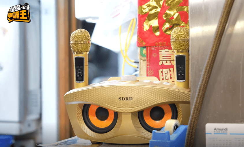 明哥的唱歌設備其實非常簡單,一支麥克風、一個喇叭和一部電話便足夠。 明哥的唱歌設備其實非常簡單,一支麥克風、一個喇叭和一部電話便足夠。