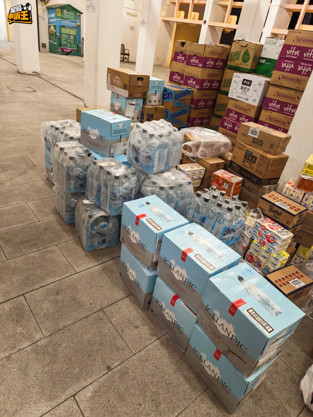 現場有大批蒸餾水準備送給災民。 現場有大批蒸餾水準備送給災民。