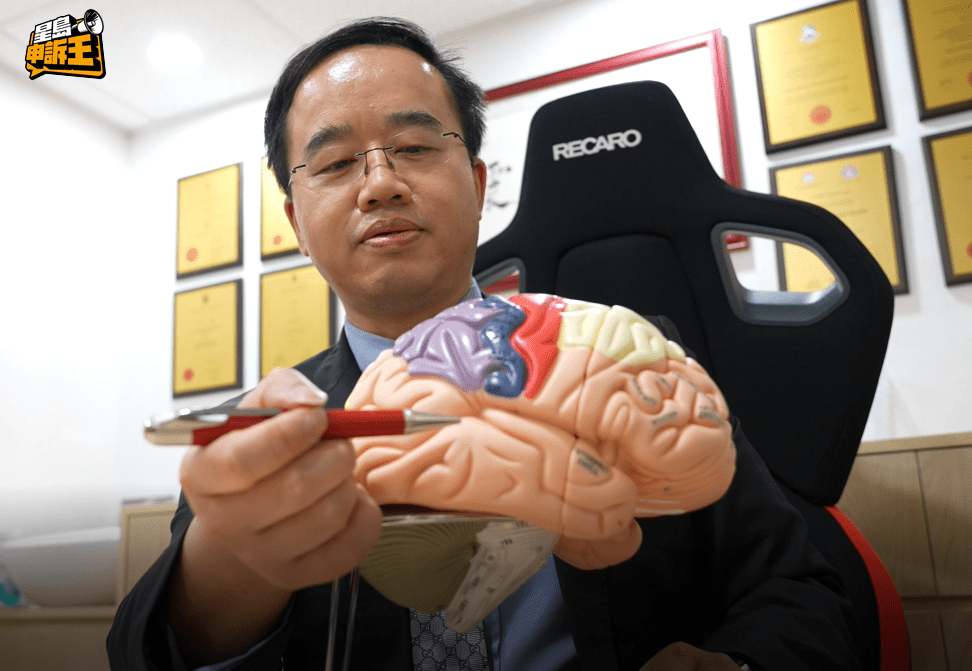 林震醫生解釋,這類精神科藥物分為中樞神經刺激劑與非中樞神經刺激劑兩大類。 林震醫生解釋,這類精神科藥物分為中樞神經刺激劑與非中樞神經刺激劑兩大類。