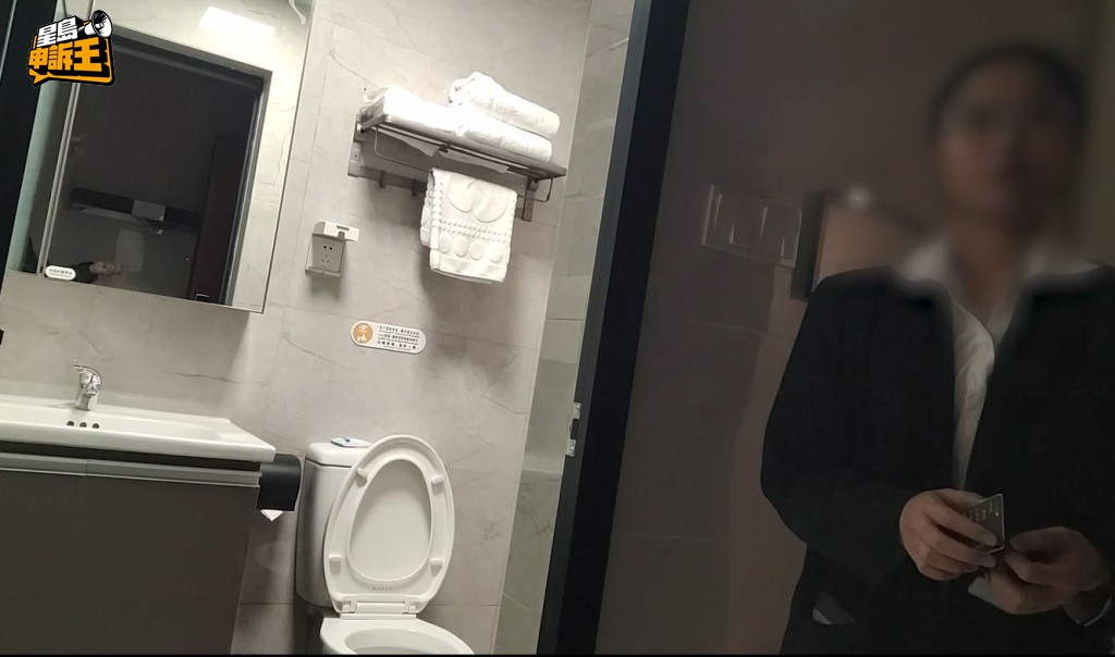 有深圳酒店職員表示,會定期檢查客房有否暗藏偷拍鏡頭。 有深圳酒店職員表示,會定期檢查客房有否暗藏偷拍鏡頭。