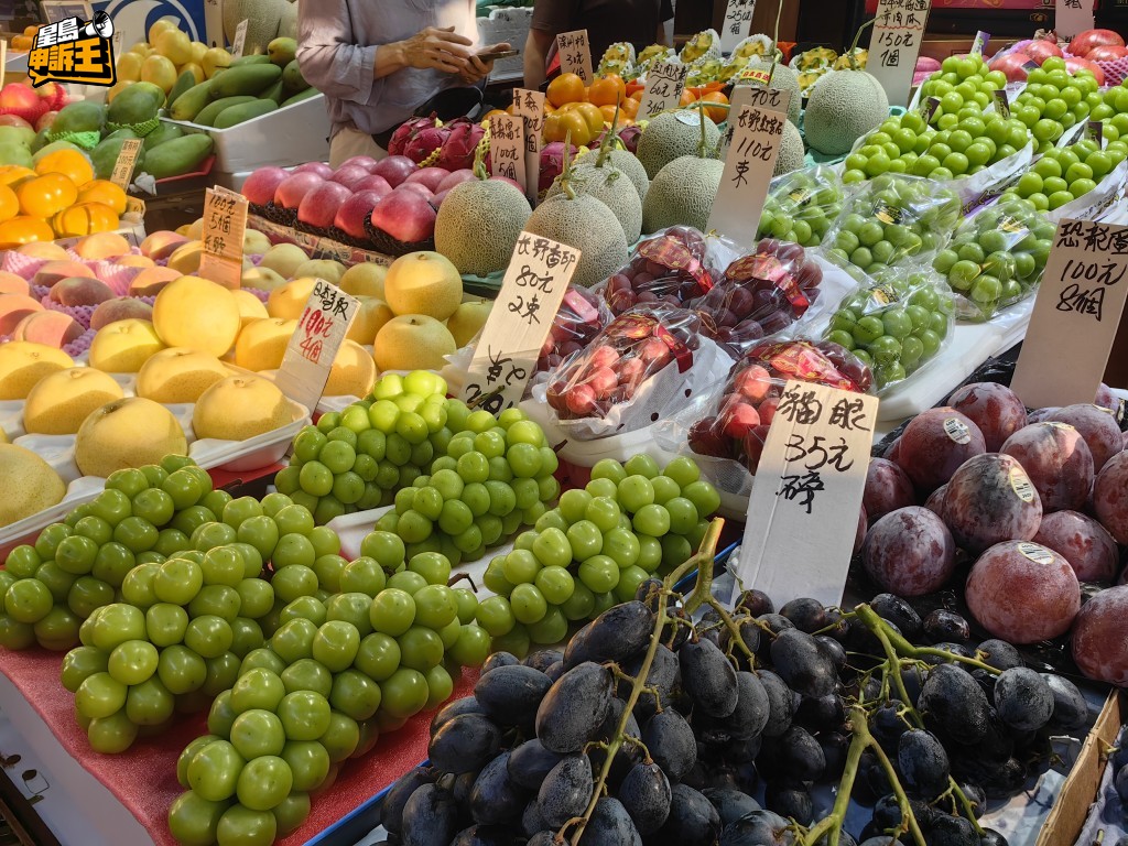 香印提子正值時令,無論果欄或街市都見到大量香印提子上市。 香印提子正值時令,無論果欄或街市都見到大量香印提子上市。