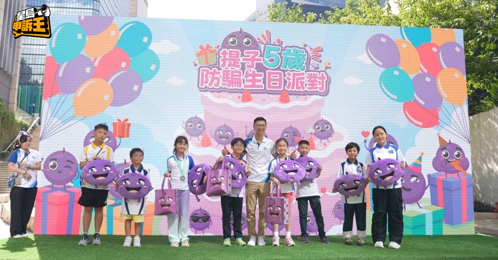 小學組中,冠軍得主為冼煒峰(前排左起第四)。 小學組中,冠軍得主為冼煒峰(前排左起第四)。