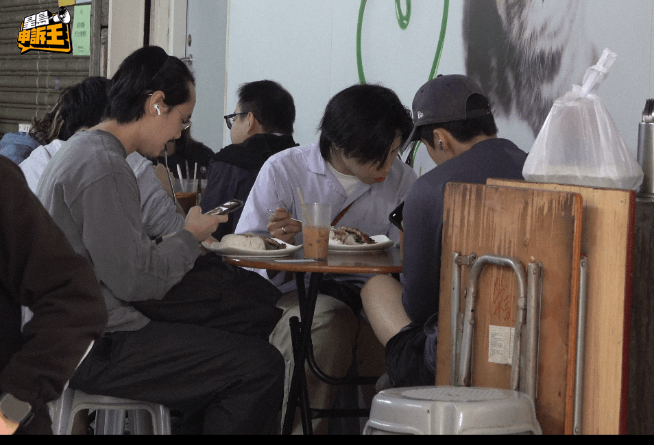 老闆更稱,食客等得又辛苦,排隊要排半個鐘,等出餐又要等半個鐘。 老闆更稱,食客等得又辛苦,排隊要排半個鐘,等出餐又要等半個鐘。