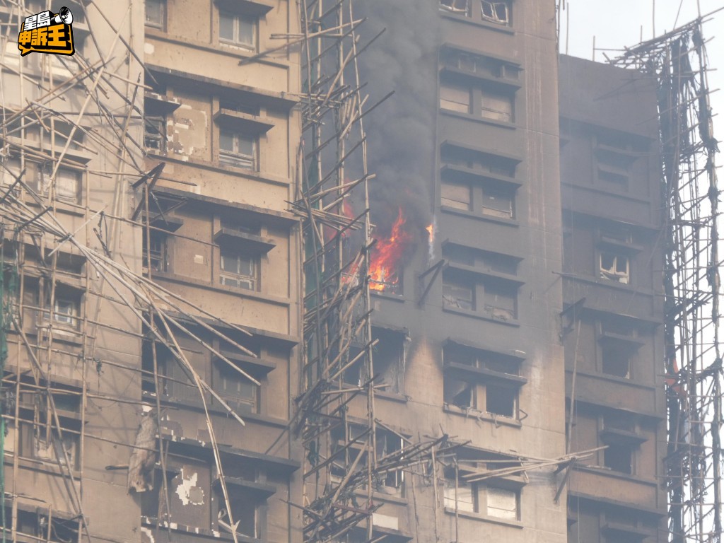 大廈外牆被燒至熏黑。 大廈外牆被燒至熏黑。