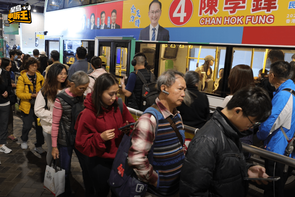 車站至少有五、六十人在等車，基本上無法看到隊尾。