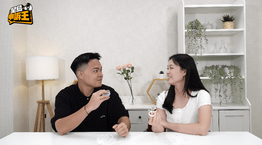 主持Sammi和Wayne都表示拿起這款奶嘴時感覺很輕，而且沒有很濃烈的臭膠味。