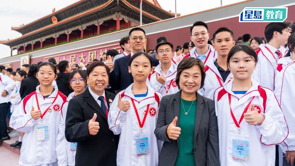 蔡若蓮（前排右二）今日早上與1300多名港澳師生一同在天安門廣場觀看升旗儀式。蔡若蓮Facebook