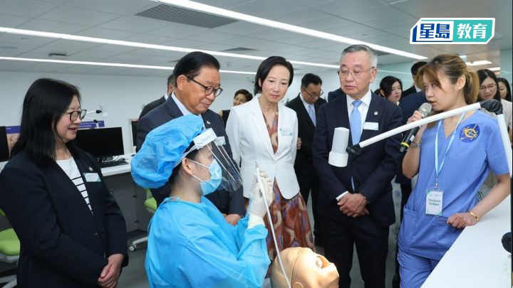 開幕禮嘉賓參觀「賽馬會牙科護理訓練中心」，由課程畢業生示範操作教學儀器。職業訓練局提供
