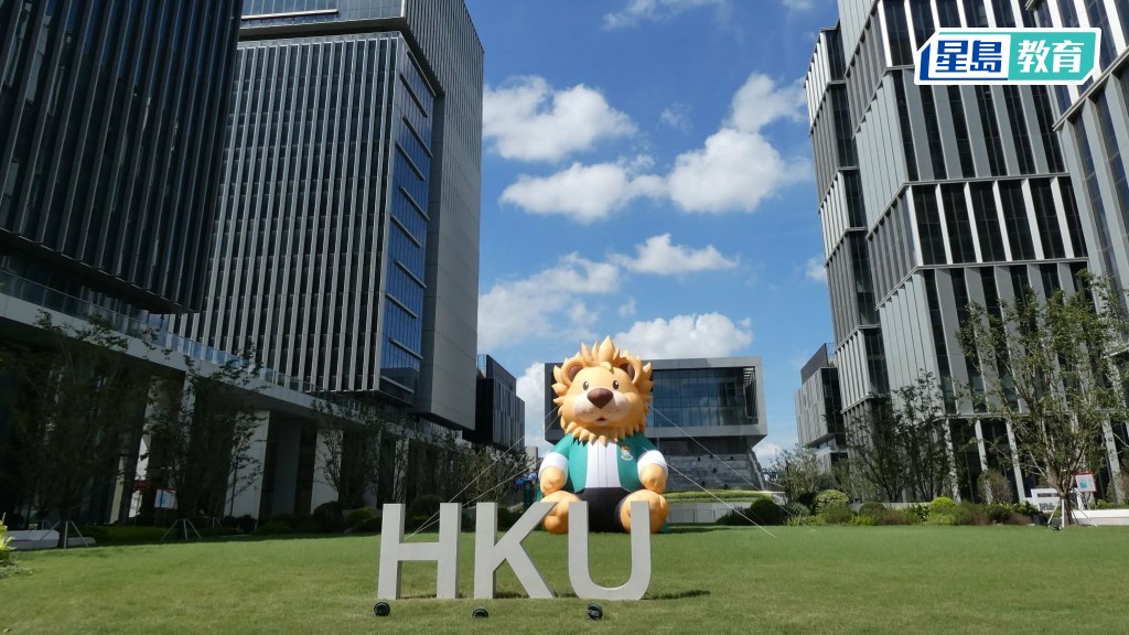 港大张江校园目前共有7座大楼，当中4座已投入运作，余下3座料于工程学院和医学院进进驻时启用。欧文瀚摄
