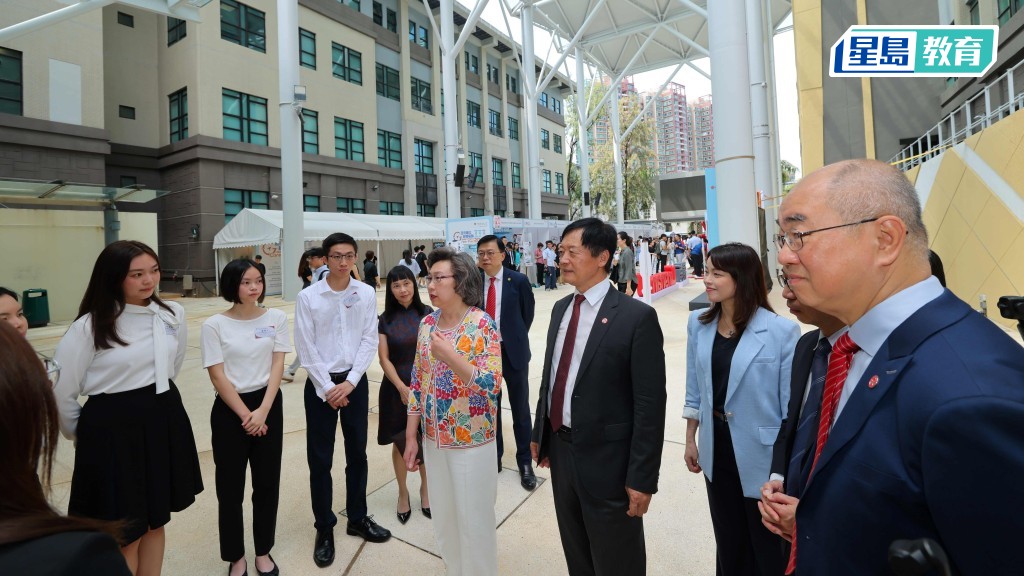 政府部門及政策局代表及大學師生交流意見，了解年輕一代對加入政府工作的期望與發展方向。嶺大提供