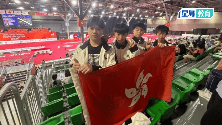 学生(左起)陈韵学、许一、文丞熙、白浩明观看亚运剑击赛事。学校提供