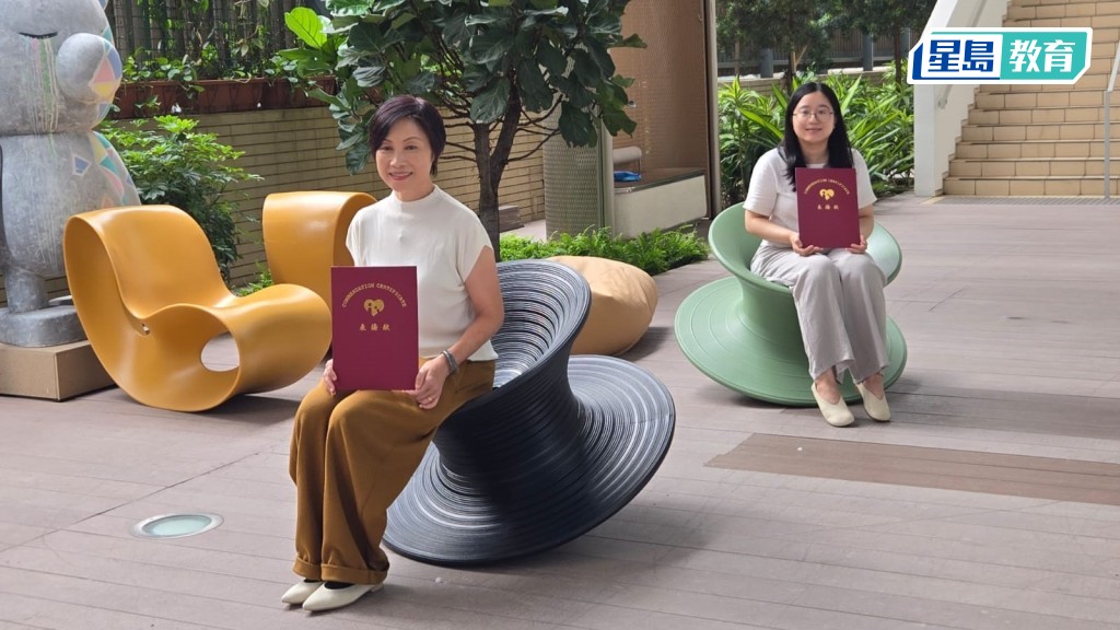 黎美玲（前）和陳巧雯（後）在敬師日慶典獲嘉許。高俊謙攝