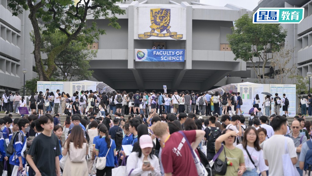 中大校園內人龍處處。蘇正謙攝