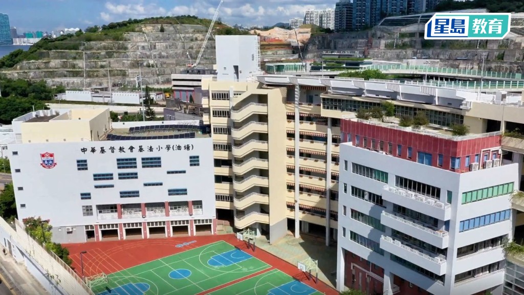基法小學（油塘）一名男學生疑遭校巴保母不當對待，導致頸部受傷。學校網頁截圖