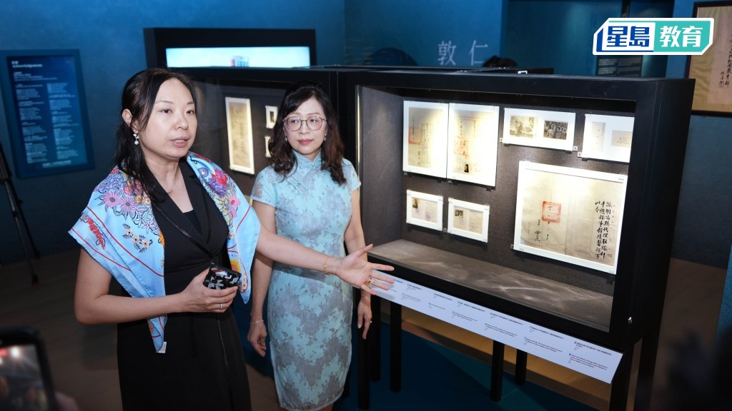 陈蒨(右)，期望透过展览传递大学「有温度」的办学理念。