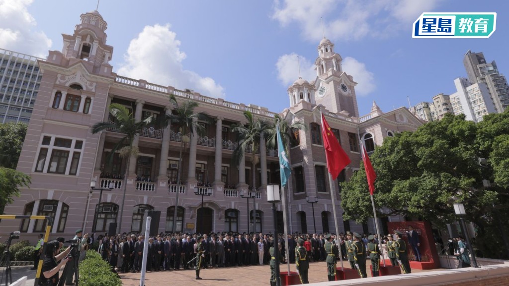 港大今日在本部大樓平台舉行升旗儀式，慶祝中華人民共和國成立七十七周年。 港大提供