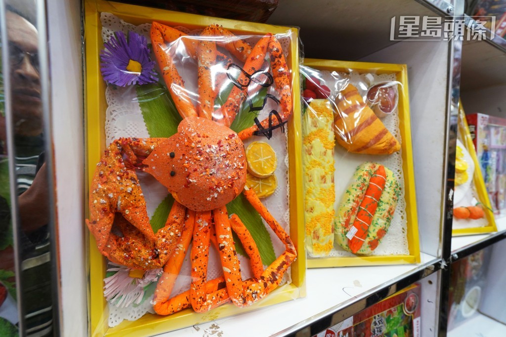 紙紮食品祭品包括有長腳蟹、中西式海鮮拼盤等精緻款式。
