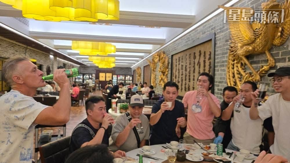 不講不知,原來廖康銘 (左) 的酒量認真很不錯,自隊啤酒面不改容,練者飲勝後,當然希望勝完再勝,馬季頭馬不斷來。 不講不知,原來廖康銘 (左) 的酒量認真很不錯,自隊啤酒面不改容,練者飲勝後,當然希望勝完再勝,馬季頭馬不斷來。