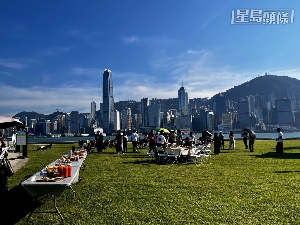 市民可以一邊野餐,一邊享受維港美景。 市民可以一邊野餐,一邊享受維港美景。