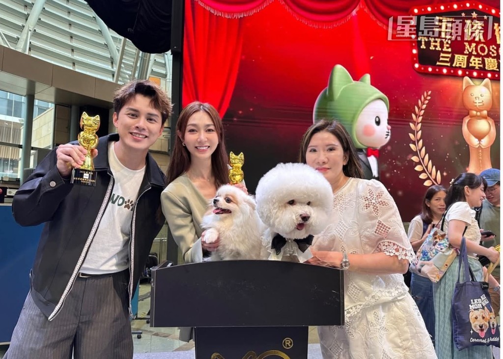 日前数码港大舞台举行一个关于毛孩的颁奖典礼，黄嘉雯 (中) 和艺人何广沛 (左) 也有出席活动。 