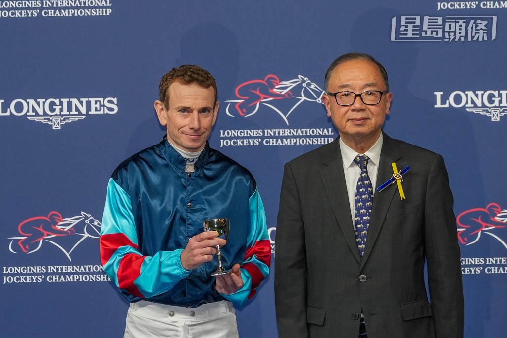 莫雅是上屆浪琴國際騎師錦標賽的冠軍,今年已勝出全球百大一級賽中的其中七項,包括最近攻下英國冠軍雌馬錦標(2392米一級賽),目前高踞浪琴全球最佳騎師排行榜首位。 莫雅是上屆浪琴國際騎師錦標賽的冠軍,今年已勝出全球百大一級賽中的其中七項,包括最近攻下英國冠軍雌馬錦標(2392米一級賽),目前高踞浪琴全球最佳騎師排行榜首位。