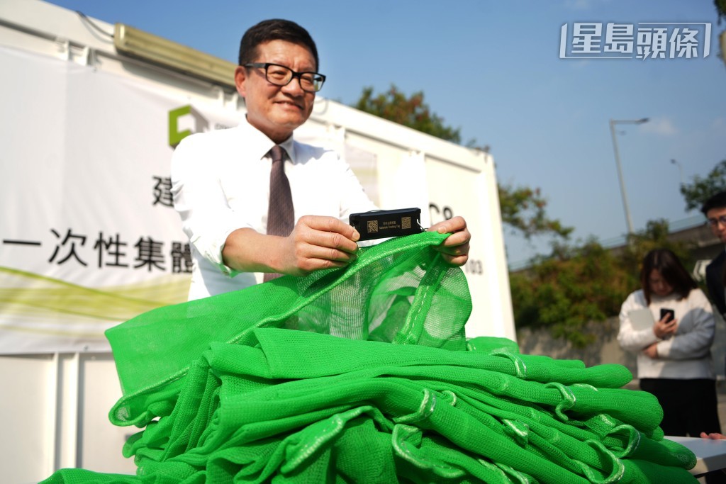 鄭定寕表示，棚網內地生產後進行了第一次阻燃測試，首批3000張棚網本月8日運抵本港後，在港進行第二次阻燃測試，全部批次合格。