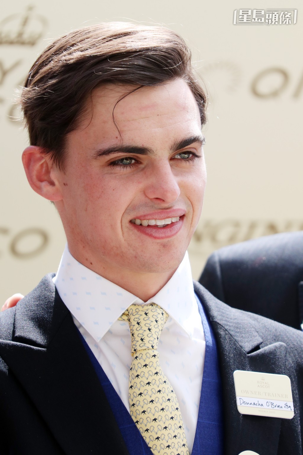 岳品賢現年二十七歲，出身自愛爾蘭其中一個最著名的賽馬家族，父親是岳伯仁，兄長則是岳本賢。這位來自疊柏尼的練馬師從騎時曾兩度榮膺愛爾蘭冠軍騎師，於六年前取得練馬師牌照，至今已勝出九項一級賽。