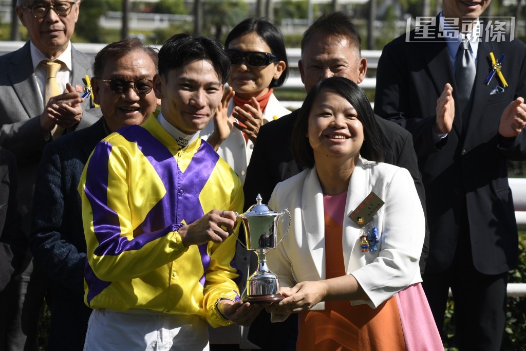 本地骑师周俊乐 (左) 今季成绩优秀，只要保持赢马气势，今届大有机会初尝告东尼奖荣耀。