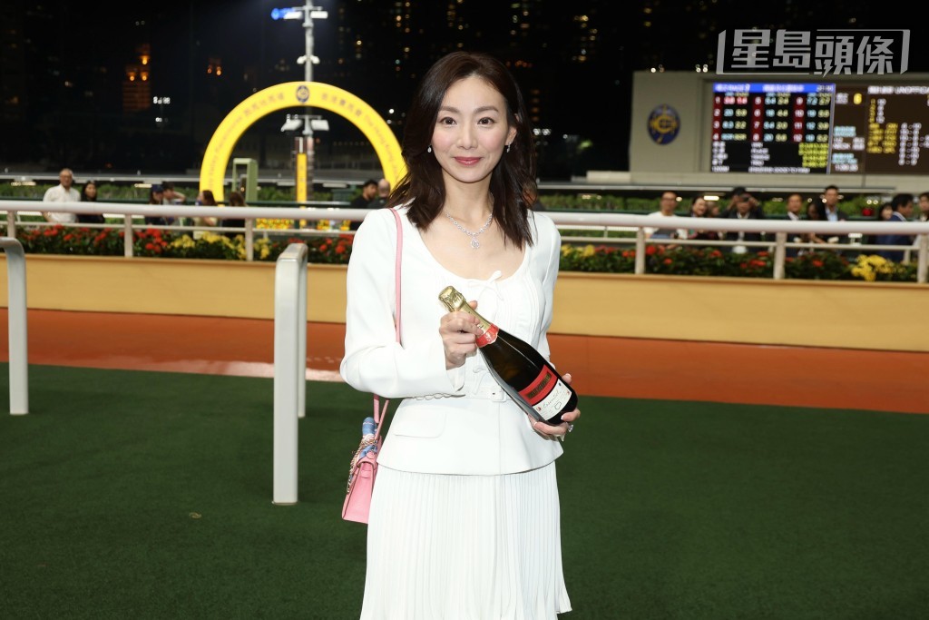 由前新聞女主播周嘉儀 (圖) 名下擁有的「天下寵兒」，將出爭周三谷草第五場四班千二米西洋會挑戰盃。