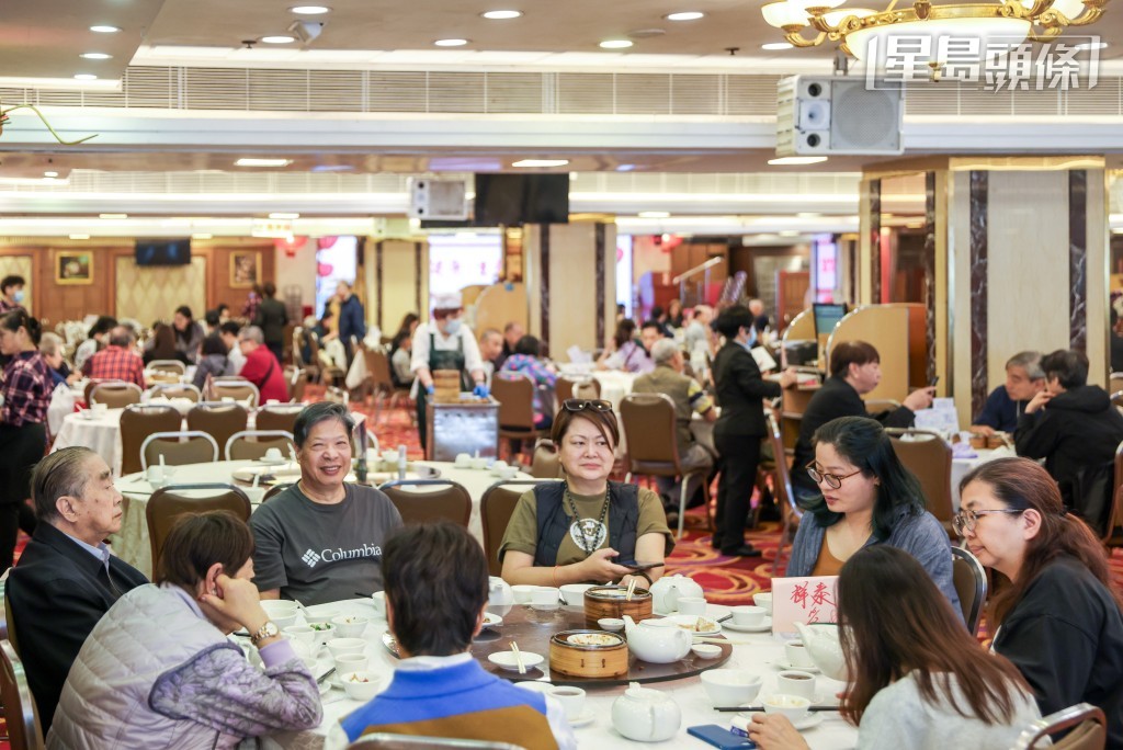 年廿九「大除夕」，不少市民與家人到酒樓食團年飯。
