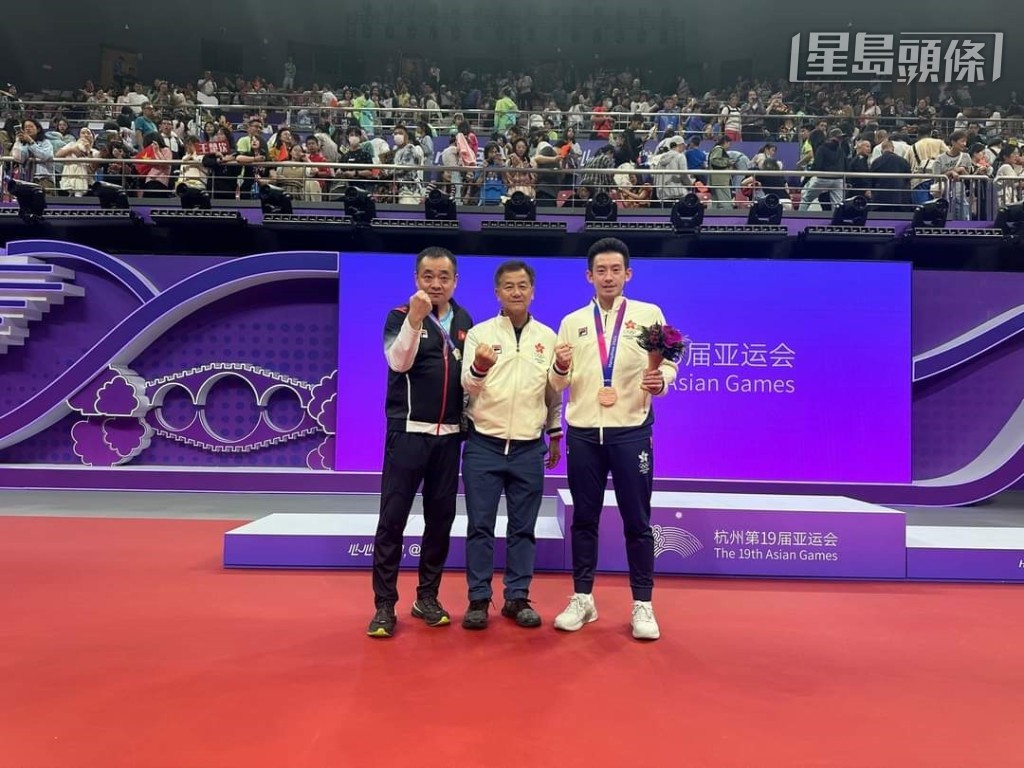 余国贤(中)在杭洲亚运为香港乒乓球队打气。 余国贤(中)在杭洲亚运为香港乒乓球队打气。