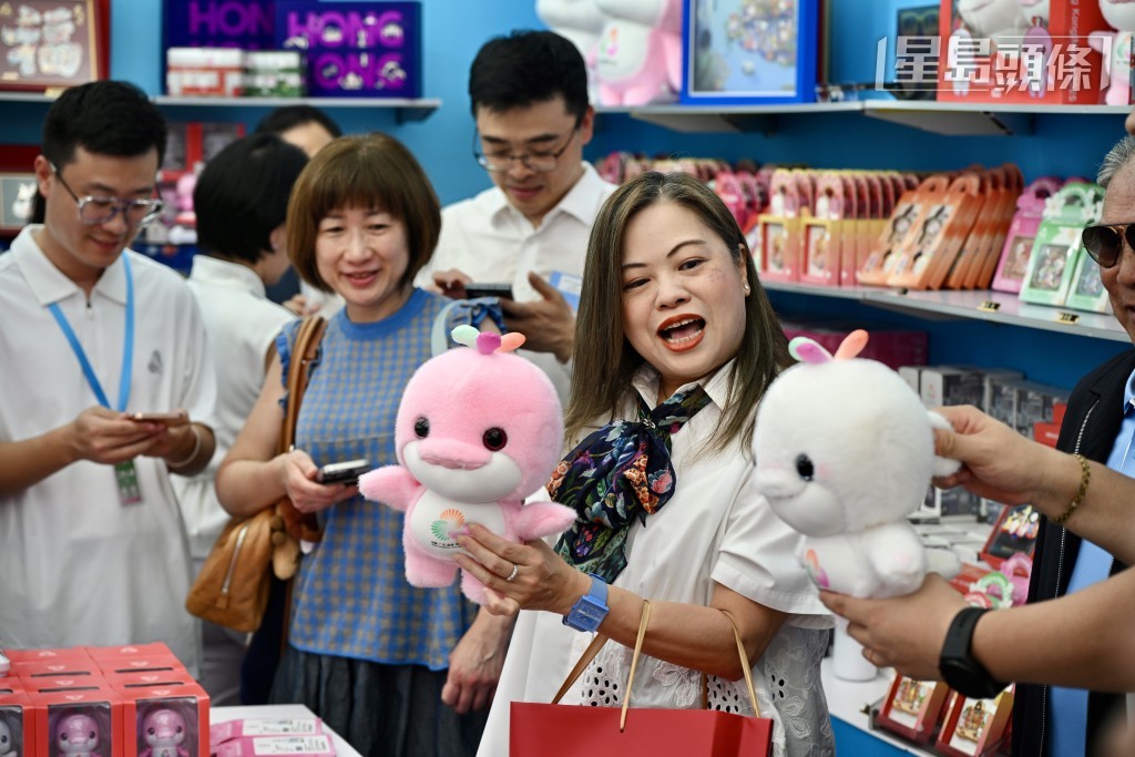 羅淑佩即場逛「快閃店」購買紀念品,花數百元買了「喜洋洋」和「樂融融」公仔。 羅淑佩即場逛「快閃店」購買紀念品,花數百元買了「喜洋洋」和「樂融融」公仔。