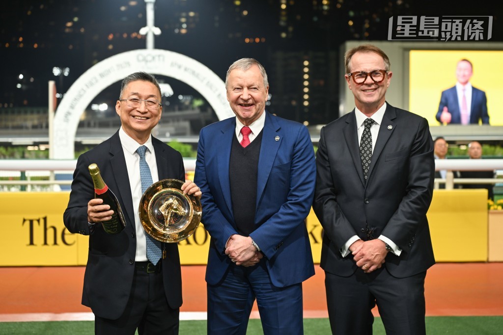 吕健威 (左) 与马会行政总裁应家柏 (中) 及马会赛马事务执行总监夏定安 (右)一同庆祝他取得在港的第一千场头马。