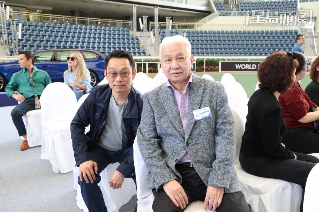 丁冠豪 (左) 表示「小鸟天堂」晨课走势良好，已提升至最佳状态，而且牠更被遣往弹闸，务求令牠出赛时起步顺利。