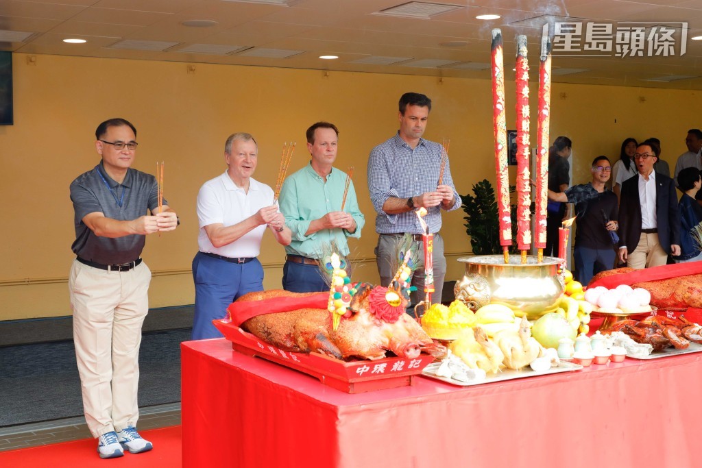 香港赛马会今日在跑马地马场举行拜神仪式，行政总裁应家柏联同一众马会高层，率领各部门职员上香祈福，祝愿新马季事事顺利。