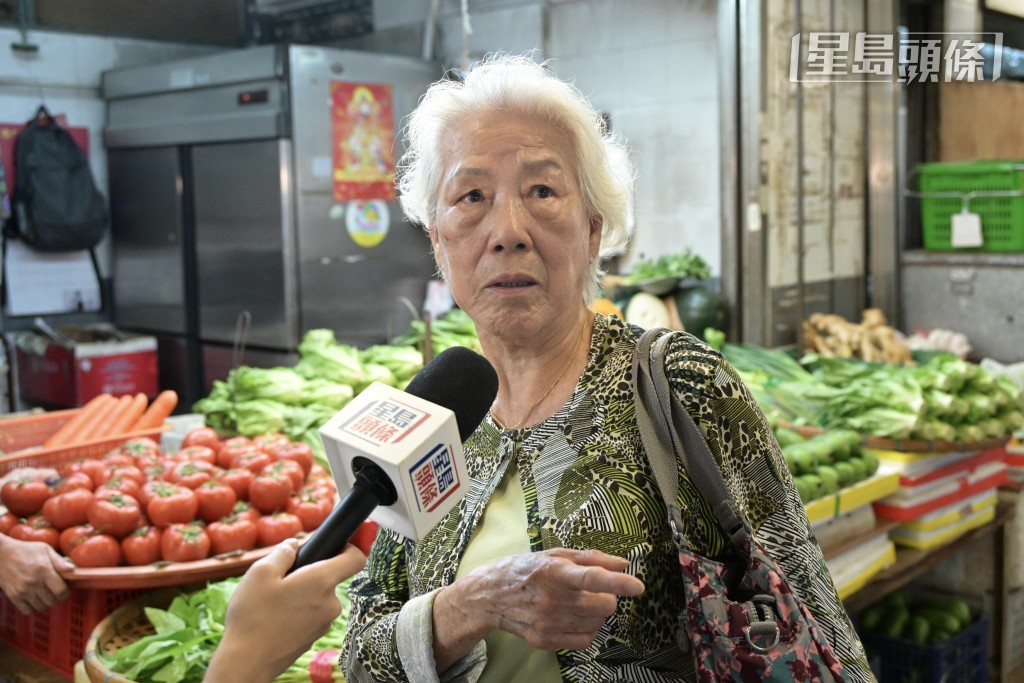她表示看到许多商店要结业的消息,但认为“可惜都冇用,又帮唔到人”,又感叹香港舖租贵,令很多小店无法维持经营。苏正谦摄 她表示看到许多商店要结业的消息,但认为“可惜都冇用,又帮唔到人”,又感叹香港舖租贵,令很多小店无法维持经营。苏正谦摄