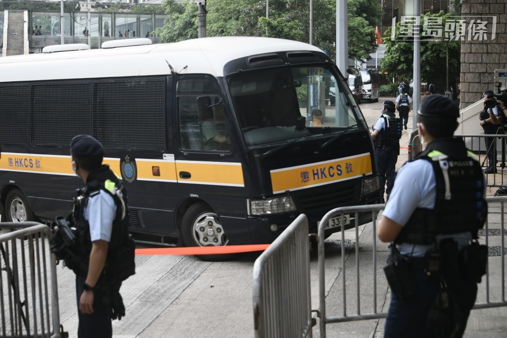 被告今早由囚車送抵高院。陳浩元攝 被告今早由囚車送抵高院。陳浩元攝