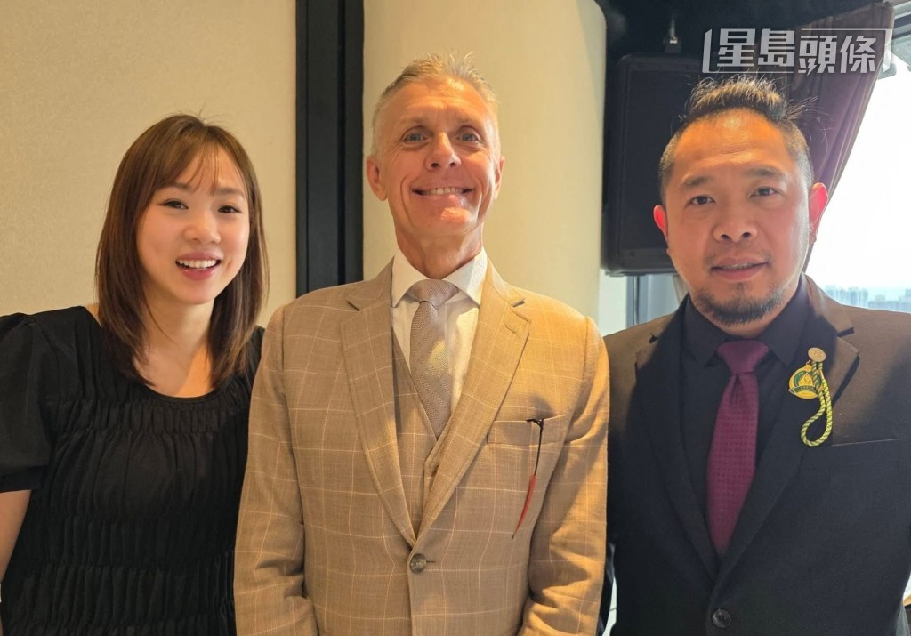 凌国龙 (右) 表示「喜悦欢欣」由廖康铭 (中) 训练。 凌国龙 (右) 表示「喜悦欢欣」由廖康铭 (中) 训练。