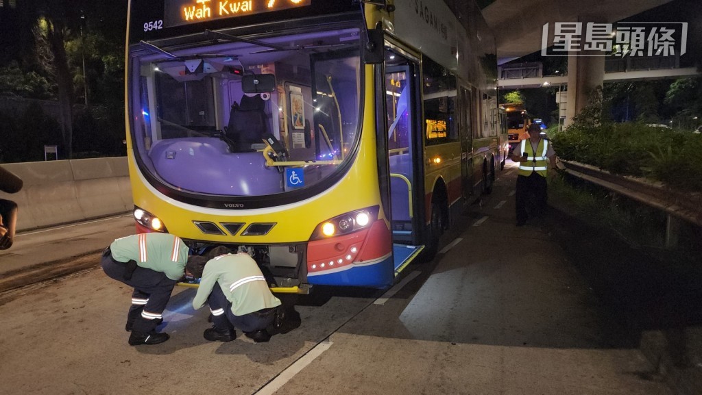 城巴人員到場了解。黃文威攝