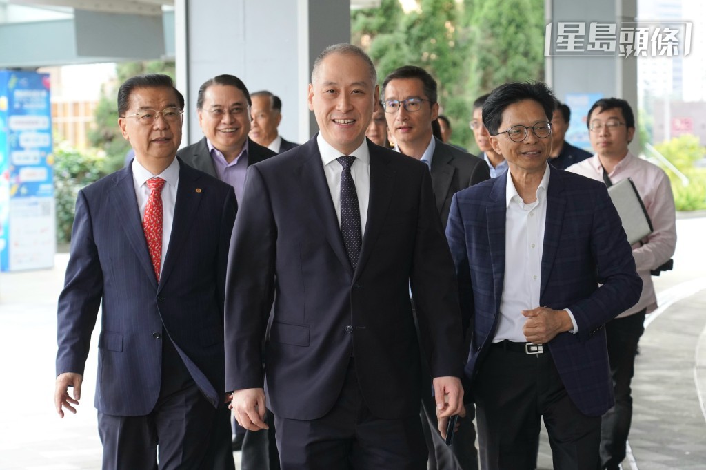 立法會金融服務界議員李惟宏下午前往政府總部報名競選連任。 立法會金融服務界議員李惟宏下午前往政府總部報名競選連任。