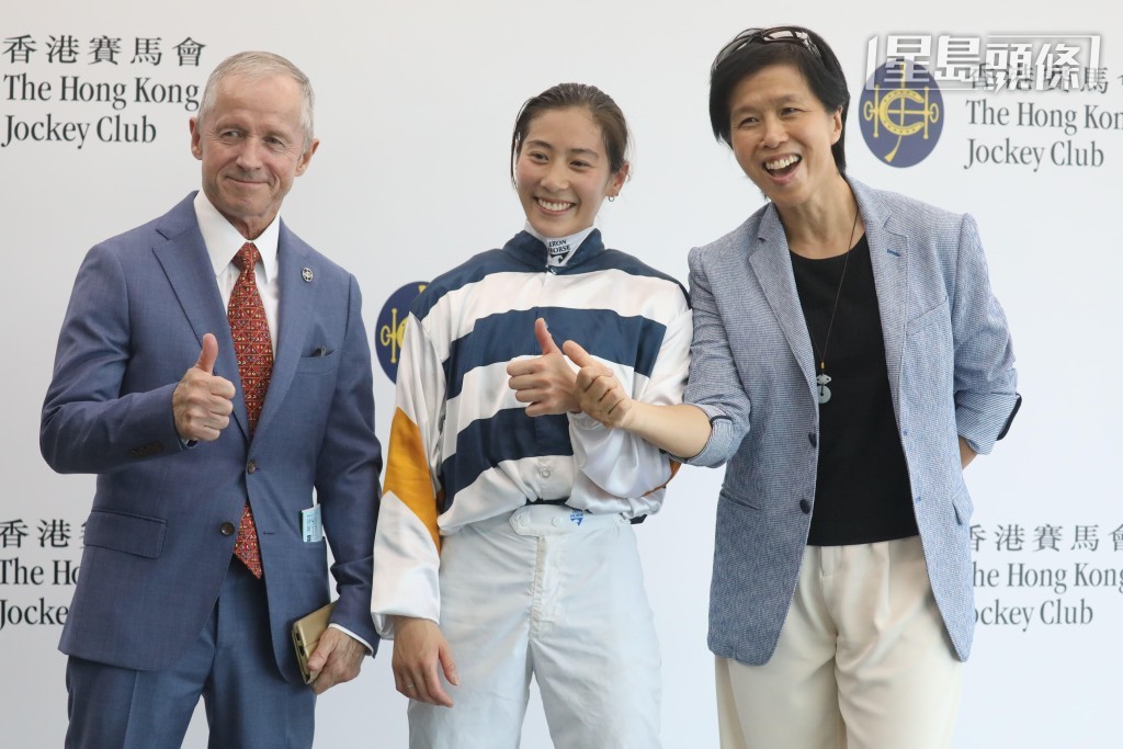 女見習騎師黃寶妮上周日起孖,取得在港策騎以來第二十場頭馬,正式升格, 女見習騎師黃寶妮上周日起孖,取得在港策騎以來第二十場頭馬,正式升格,