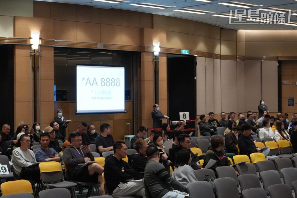 「AA8888」則以56萬元成交。劉駿軒攝 「AA8888」則以56萬元成交。劉駿軒攝