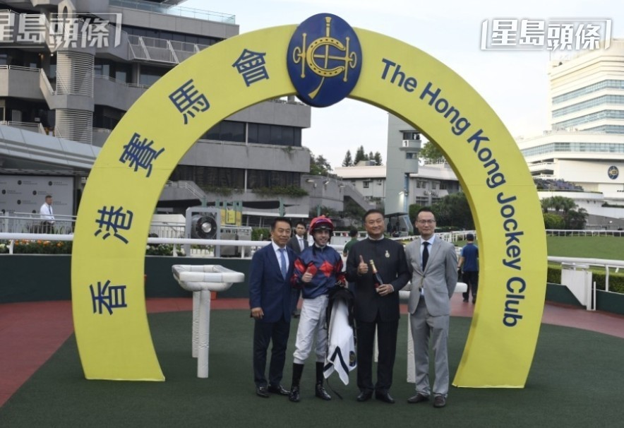 陳振彬 (右二) 是姚本輝的忠實馬主。 陳振彬 (右二) 是姚本輝的忠實馬主。