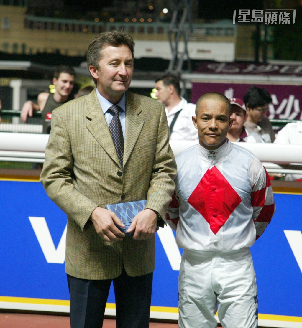 霍奧文的愛徒馬偉昌 (右) 開倉練馬時，他更經常到其馬房，提供意見及協助。