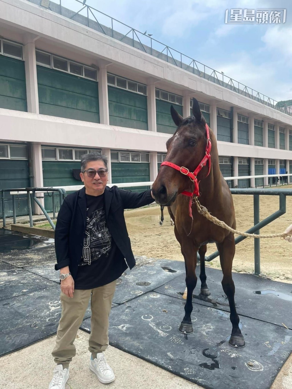 三屆香港馬王「金鎗六十」馬主陳家樑最近前往呂健威馬房,探望他名下的澳洲自購新馬「金鎗大俠」。 三屆香港馬王「金鎗六十」馬主陳家樑最近前往呂健威馬房,探望他名下的澳洲自購新馬「金鎗大俠」。