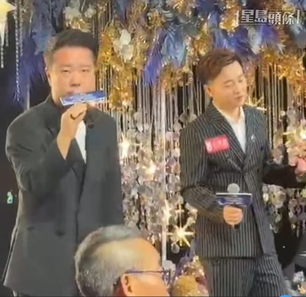 王賢訊 (左) 與譚輝智 (右) 在台上獻唱李國祥名曲《總有你鼓勵》，二人歌聲悅耳，皆是唱得之人，掀起熾熱氣氛。