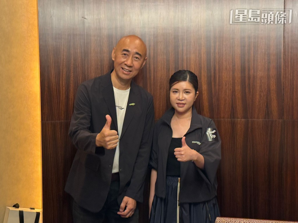 特步国际集团总裁田忠（左）、首席财务官丁利智。