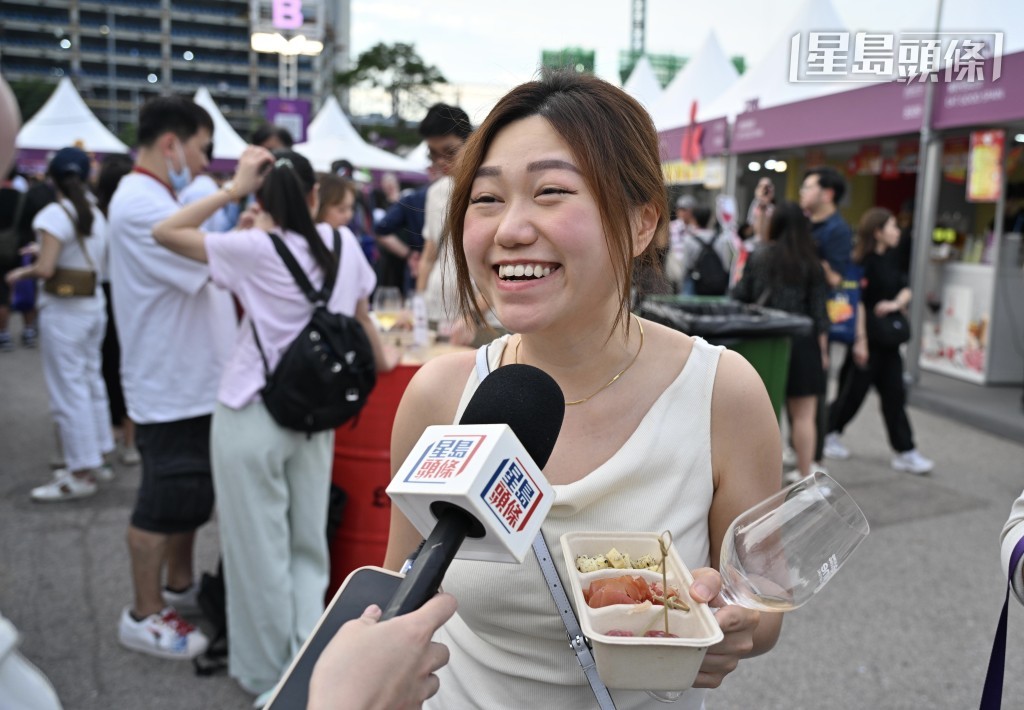 王小姐笑言特意下午入場,避開人潮,能「早點開始飲」,晚上則會留在場內繼續感受熱鬧氣氛。 王小姐笑言特意下午入場,避開人潮,能「早點開始飲」,晚上則會留在場內繼續感受熱鬧氣氛。